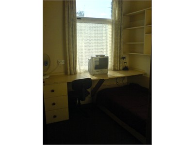 Manchester room 1 mile from the University. Superfast internet.