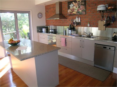 SHARE ACCOMMODATION - HUGE MODERN HOUSE - CLOSE TO TOWN & TRANSPORT