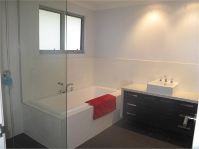 DOUBLEVIEW: MODERN HOME, PRIVATE BATHROOM. CLOSE TO BEACH SHOPS CITY