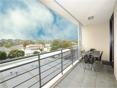 6 minutes walking distance to station, close to shopping center