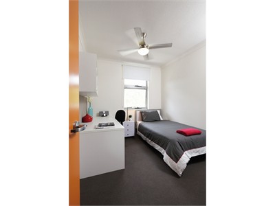 Fully Furnished room in a 2 bedroom apartment opposite QUT Kelvin Grov