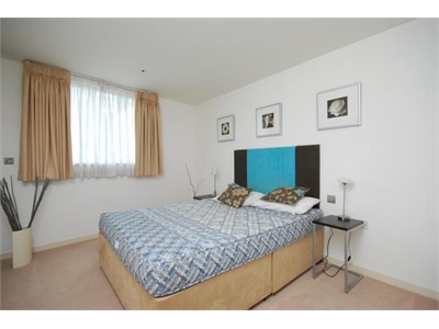 2BEDROOM FLAT 1BEDROOM ENSUITE AVAILABLE FOR HOMESTAY NOW!