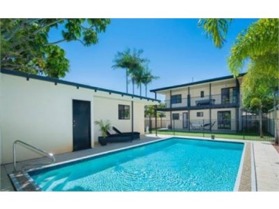 Runaway Bay - 50m to Broadwater! Exclusive Pool!