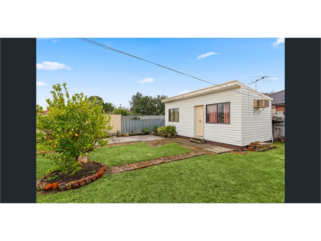 Close to RMIT and Latrobe Thomastown Bungalow