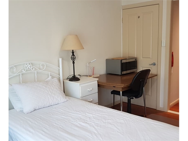 Studio in Beaconsfield close to train/bus station and amenities