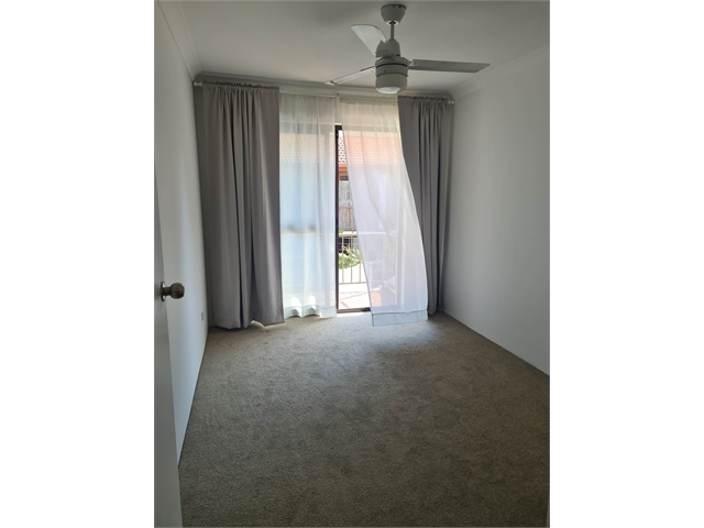 Room with balcony and own bathroom in townhouse in Mermaid Waters