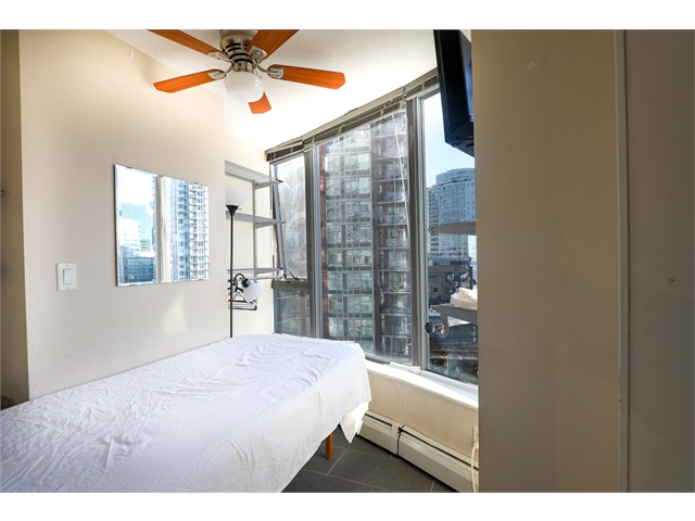 Room in Downtown- near Skytrain Station