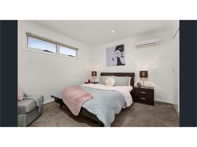 Pascoe Vale - Quiet, furnished townhouse - 5 Minute walk to station.