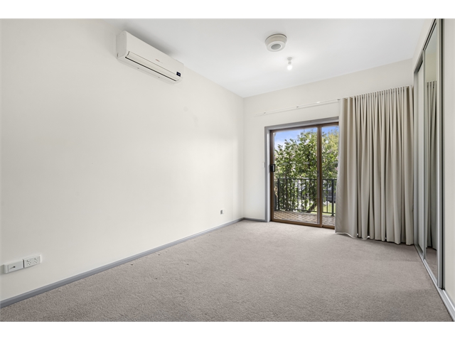 New large room in Northcote - 3 minutes walk to public transport